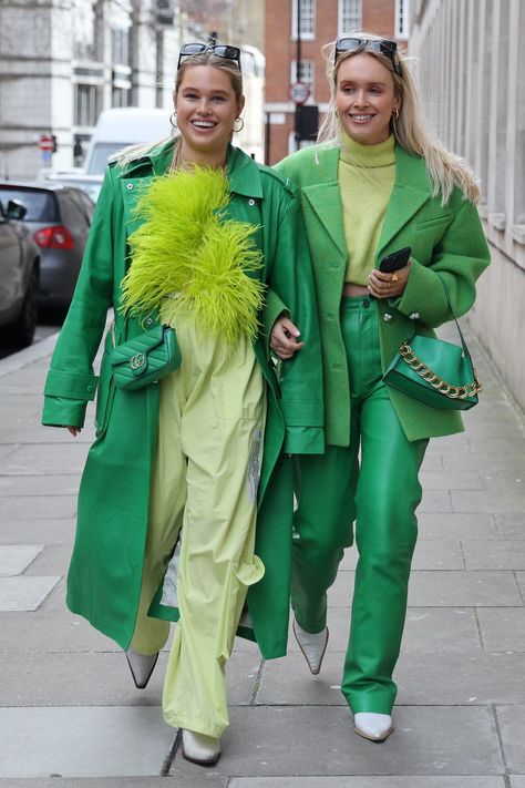 London Fashion Week Fall/Winter 2022 Street Style Is Next-Level Epic Emerald Green Fashion, Kaftan Style Dresses, Asymmetrical Coat, London Fashion Week Street Style, Kaftan Style, Trendy Outfits Winter, Nyfw Street Style, Trendy Winter, London Street Style