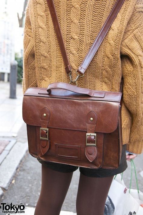 Satchel Messenger Bag, Leather Satchel Aesthetic, Vintage Messenger Bag Aesthetic, Satchel Bags Aesthetic, Leather Satchel Backpack, Vintage Backpacks Aesthetic, Book Satchel, Leather Bag Outfit, Satchel Outfit