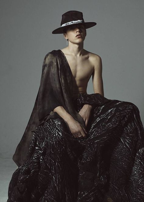 Avant Garde Fashion Aesthetic, Avant Garde Fashion Male, Fashion Photography Vogue, Haute Goth, Avante Garde Fashion, Avant Garde Dress, Avant Garde Outfit, Futurism Fashion, Avant Garde Aesthetic