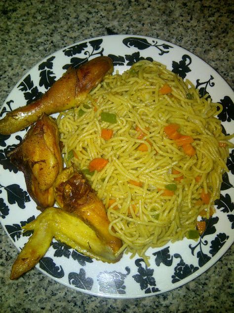 Nigerian Fried Spaghetti, Chicken and Vegetables Nigerian Spaghetti, Spaghetti And Chicken, Spaghetti With Chicken, Make Noodles, Fried Spaghetti, Pasta Chicken, Chicken Noodles, Chicken Spaghetti, Spaghetti Pasta