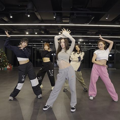 Red Velvet 'Birthday' Dance Practice Sm Dance Room, Boy Post, Dancer Lifestyle, Dance Rooms, Dance Dreams, Dance Outfits Practice, Group Dance, Practice Outfits, Dance Kpop