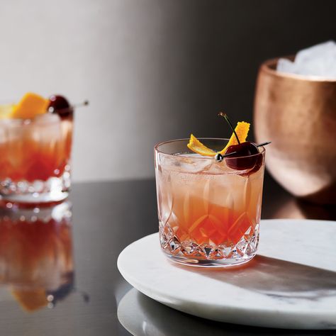 Best Whiskey Cocktails, Classy Cocktails, American Cocktails, Cocktail Recipes Whiskey, Sweet Bourbon, Bourbon Drinks, Classic Cocktail Recipes, Aromatic Bitters, Sour Cocktail