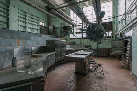 Walter Freeman got his start at St. Elizabeths Hospital's Blackburn Laboratory where he studied thousands of brains and cadavers of mental patients. Abandoned Places In The Uk, Saint Elizabeth, Abandoned Asylums, Abandoned Hospital, Mental Hospital, State School, Miniature Books, Abandoned Buildings, Screen Savers