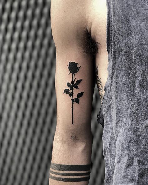 Tattoo Ideas Elegant, Black Rose Tattoo For Men, Butterfly Leg Tattoos, Black Rose Design, Tattoo Circle, Black Rose Tattoo, Men Flower Tattoo, Rose Tattoo Ideas, Rings Tattoo