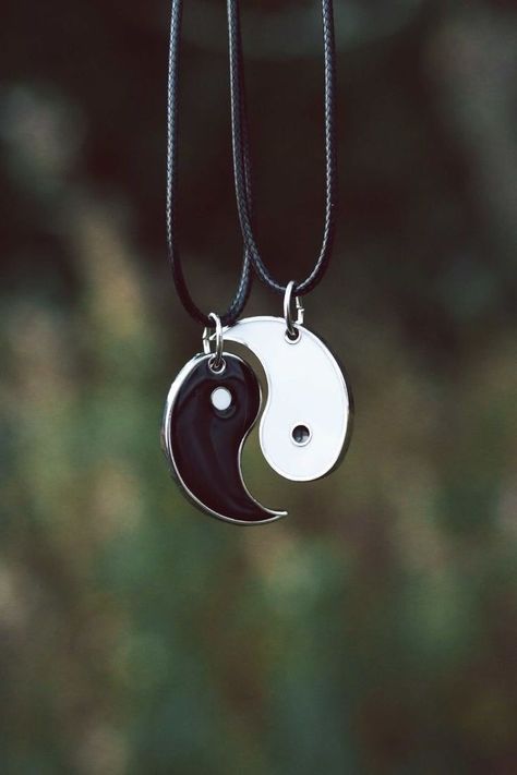 Ying Yang Necklace, قلادات متدلية, Yin Yang Charm, Yin Yang Necklace, My Twin Flame, Bff Jewelry, Is It Worth It, Bff Necklaces, Friend Jewelry