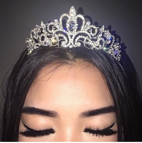 Pinterest: @leon_selenaa Tiara, A Woman, Beauty