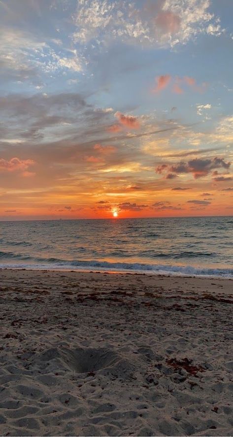 Waking Up Sunrise Aesthetic, Wake Up Aesthetic, Waking Up Early Aesthetic, Avacore Aesthetic, Valeria Core, Walking Motivation, Morning At The Beach, Sunrise On The Beach, Sunset Beach Pictures