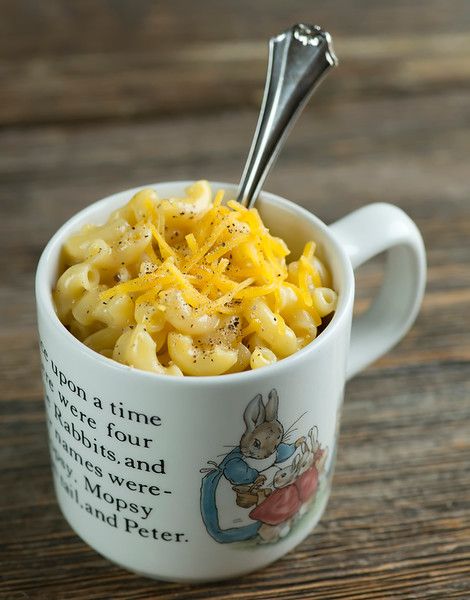 Mac And Cheese Mug, Food In A Mug, In A Mug Recipes, Meals In A Mug, 5 Minute Recipe, Mug Food, Mug Meals, Microwave Meals, Creamy Macaroni And Cheese