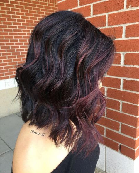 Hairstyles Vacation, Pelo Color Vino, Dark Red Hair, Red Highlights, Hair Color Ideas For Brunettes, Trendy Hair, Hair Color Balayage, Cool Hair Color, Hair Color For Black Hair