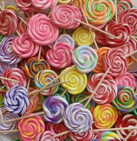 Old Fashioned Sweets, Pastel Cupcakes, Swirl Lollipops, Willy Wonka, Colorful Candy, Chocolate Factory, Beauty Standards, Sugar Rush, Candy Store