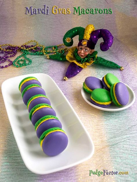 French Macarons all dressed up for Mardi Gras - Laizzez les bons temps rouler with these Mardi Gras Macarons filled with a light and airy lemon buttercream. via @c2king Mardi Gras Cookies, Mardi Gras Desserts, Mardi Gras Food, Cake Mug, Lemon Buttercream, Mardi Gras Party, Green Food Coloring, King Cake, Gel Food Coloring