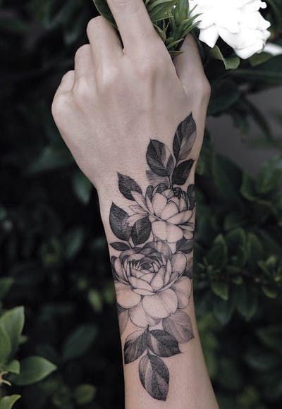 Black Flowers Tattoo, Cool Wrist Tattoos, Flower Tattoo Sleeve, Small Wrist Tattoos, Wrist Tattoos For Women, Up Tattoos, Hand Tattoo, Vintage Tattoo, Tattoo Sticker