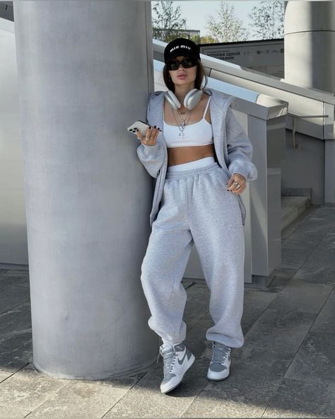 Sweatpants Club Outfit, Outfits With Grey Joggers, Gym Fits Oversized, Gym Winter Outfits, Classy Workout Outfits, Sports Bra Outfit Street Style, Aesthetic Outfits 80s, Athleisure Shoot, Grey Joggers Outfit