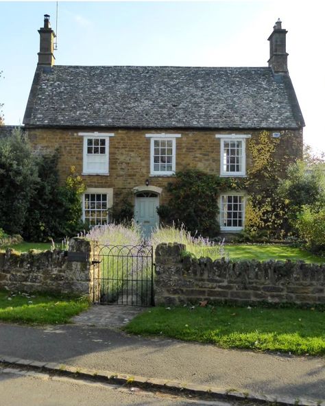 British Farmhouse, English Style House, British Farm, Cottage Photos, Country House Exterior, House Designs Ireland, English Country House Style, Cotswolds Cottage, Beautiful Blue Sky