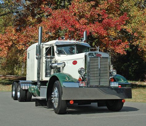 Rastra Peterbilt de 1960, modelo 281 Limo. El autor de la foto son John & Shirley Sponholtz de la página web 10-4 Magazine. Custom Big Rig, Custom Big Rigs, Peterbilt 379, Antique Trucks, Show Trucks, Peterbilt Trucks, Big Rig Trucks, Large Cars, Semi Truck