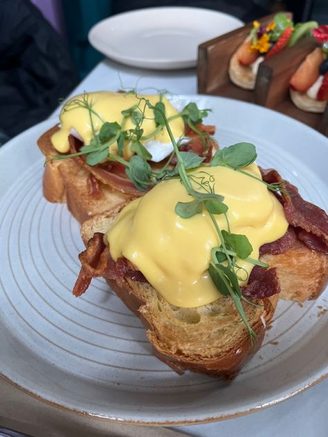 Brunch | eggs benedict | cute brunch london | brunch spot London | Violas covent garden | Covent garden brunch spot | London cafe | Covent garden cafe | aesthetic food Eggs Benedict Aesthetic, Brunch London, Garden Brunch, London Cafe, Brunch Eggs, London Girl, Nyc City, Cafe Aesthetic, Girl Dinner