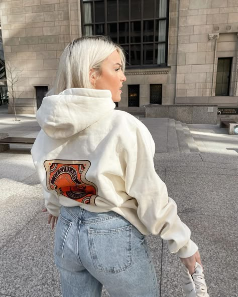 White Hoddies Outfits Women, Creme Hoodie Outfit, Hoodie And Baggy Jeans Outfit, Hoodies Poses, Hoodie Poses Instagram, Womens Hoodie Outfit, Cream Hoodie Outfit, Hoodie Jeans Outfit, Jeans And Hoodie Outfit