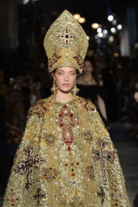 Royal Cloak, Byzantine Fashion, Religious Fashion, Imperiul Roman, Catholic Aesthetic, Dolce Gabbana Alta Moda, Drag King, Church Fashion, Golden Goddess