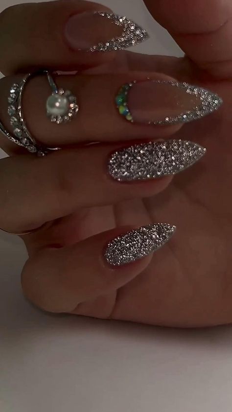 Sparkly French Tip, Sparkly French Tip Nails, Sparkly French Tips, Elegant Touch Nails, Unghie Sfumate, New Years Nail Designs, New Years Eve Nails, Nails Trend, Punk Nails