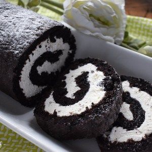 Keto Chocolate Swiss Roll Cake, Keto Swiss Roll, Keto Cakes, Swiss Rolls, Swiss Roll Cake, Cake Roll Recipes, Oreo Flavors, Keto Christmas, Chocolate Roll