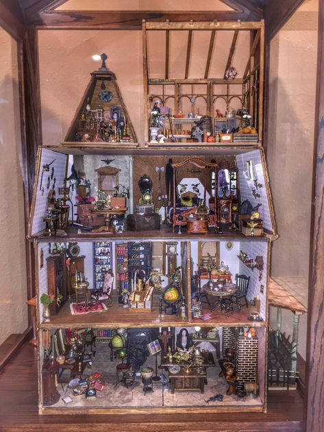 The Haunted Dollhouse, final reveal! | The Bloggess Model Houses, Haunted House Diy, Dollhouse Halloween, Haunted Dollhouse, Halloween Miniatures, Dollhouse Projects, Haunted Dolls, Halloween Village, Dolls House Interiors