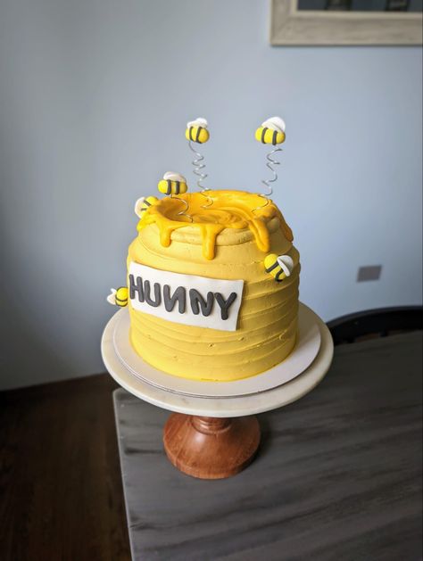 Hunny Pot Cake Winnie The Pooh, How To Make A Honey Pot Cake, Winnie The Pooh Hunny Pot Cake, Easy Winnie The Pooh Cake, Winnie The Pooh Birthday Cakes, Honey Pot Smash Cake, Hunny Pot Smash Cake, Winnie The Pooh Smash Cake, Honey Pot Cake