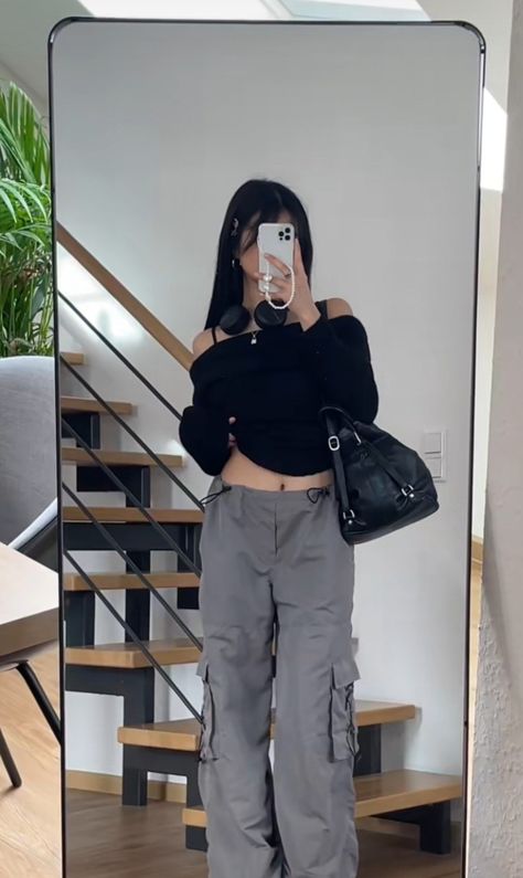 Cute Fits With Sweatpants, Fits With Sweatpants, Cute Fits Baddie, 2023 Fashion Outfits, Korean Style Jacket, Peony Aesthetic, Acubi Fashion, Aesthetic Fits, Fashion Korean