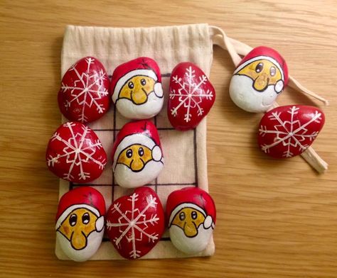 Tic Tac Toe Painted Rocks, Santa Stones, Tic Tac Toe Rocks, Diy Tic Tac Toe Game, Christmas Tic Tac Toe, Tic Tac Toe Diy, Kindergarten Christmas Crafts, Christmas Bazaar Crafts, Christmas Pebble Art