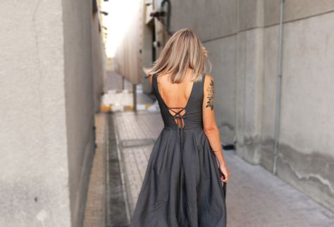 How To: Low Back Pleated Midi Dress | Tutorial on http://contouraffair.blogspot.ae/2016/04/how-to-low-back-pleated-midi-dress.html Lined Backless Midi Dress, Elegant Midi Dress With Tie Back And Low Back, Feminine Backless Midi Dress With Tie Back, Backless Tie Back Midi Dress For Wedding, Fitted Backless Midi Dress With Keyhole Back, Backless Dress Pattern Sewing, Stitch Mood, Backless Dress Pattern, Diy Clothes Projects