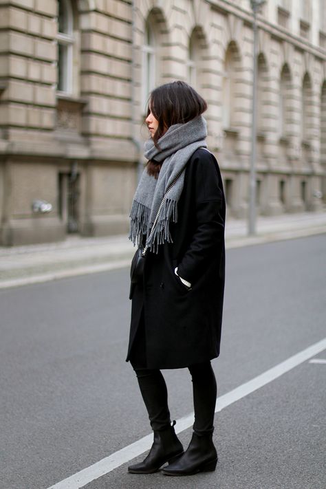 Outfit: Winter Uniform » teetharejade Casual Chic Winter, Winter Uniform, Work Outfits Frauen, Simple Winter Outfits, Perfect Winter Outfit, Woman In Black, Winter Girl, Uniform Fashion, Outfit Trends