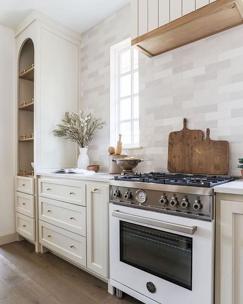 Studio McGee (@studiomcgee) • Instagram photos and videos Classic Kitchen, Home Luxury, Stunning Kitchens, Studio Mcgee, Decoration Inspiration, Counter Tops, Boho Home, White Cabinets, Interior Design Studio