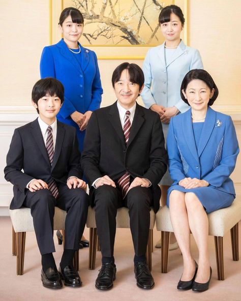 Recently, paparazzi captured the image of former princess Mako going to a popular market in New York, USA. According to revealed information, Mako and her husband live in a one-bedroom apartment, the two are very private and rarely interact with the media.#Japan #Princess #JapanesePrincess #Mako #PrincessMako Japan Royal Family, Prince Hisahito, Japanese Royalty, Princess Mako, Prince Family, Imperial Japan, Japanese Princess, Japanese People, Living In New York