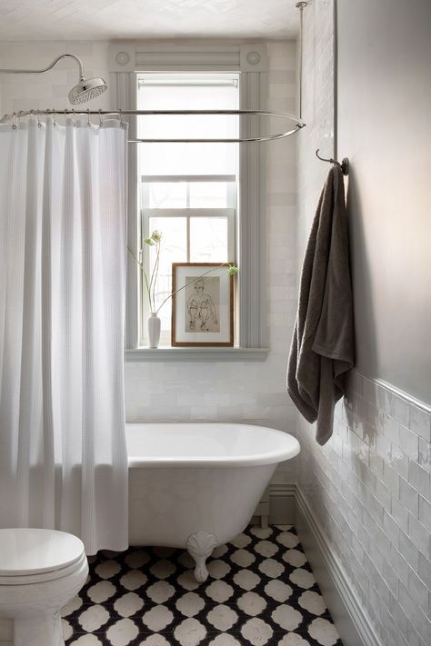 small bathroom with tile and clawfoot tub Clever Bathroom Storage, Bathroom Storage Solutions, Powder Room Design, Bathroom Solutions, Pierre Jeanneret, Small Bathroom Design, Clawfoot Tub, Tiny Bathroom, Stylish Bathroom