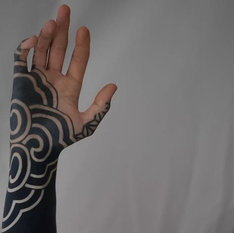 Black Work Hand Tattoo, Japanese Hand Tattoo, Black Work Sleeve, Japanese Hand Tattoos, Black Work, Hand Tattoo, Japanese Tattoo, Super Cool, Blackwork