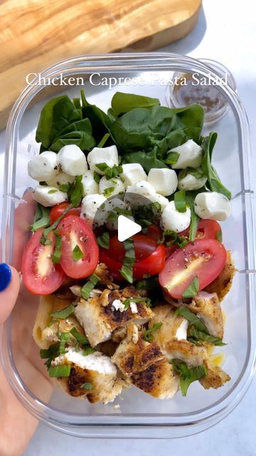 Christine Paytas on Instagram: "Episode 1 of easy & delicious meal preps that will keep you satisfied! CHICKEN CAPRESE PASTA SALAD😍 For the next 8 weeks I’ll be sharing a new healthy, delicious, and easy meal prep every Monday! Full list of ingredients are below and follow for more♥️ • • • Ingredients for the whole meal prep;  1 lb of chicken breast;  I seasoned it with salt/pepper/garlic powder & drizzle with olive oil. Once cooked divide evenly into each container 4 servings of pasta, I used a protein pasta 6 cups veggies of choice; I did spinach & broccoli. 1 1/2 cups per container  4-8oz of mozzarella pearls. I do 1-2oz per container 2 cups cherry tomatoes; 1/2 cup per container Salt/Pepper to taste  Garnish with fresh basil THIS AMOUNT IS FOR FOUR MEAL PREPS  Dressing: 1/3 cup extra Caprese Salad Lunch Prep, Chicken Caprese Salad Meal Prep, Meal Prep Caprese Salad, Caprese Chicken Salad Meal Prep Bowls, Spinach Salad Meal Prep, Healthy Italian Meal Prep, Caprese Salad Meal Prep, Caprese Chicken Meal Prep, Chicken Caprese Salad Recipe