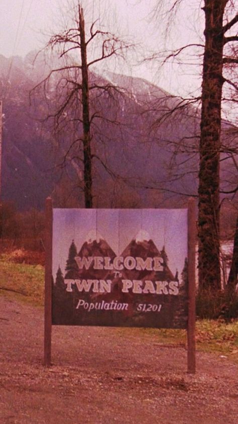 Welcome To Twin Peaks, Classic Movie Aesthetic, Twin Peaks Phone Wallpaper, Twin Peaks Background, Laura Palmer Wallpaper, Twin Peaks Lockscreen, Twin Peaks Aesthetic Wallpaper, Twin Peaks Aesthetic, Twin Peaks Wallpaper