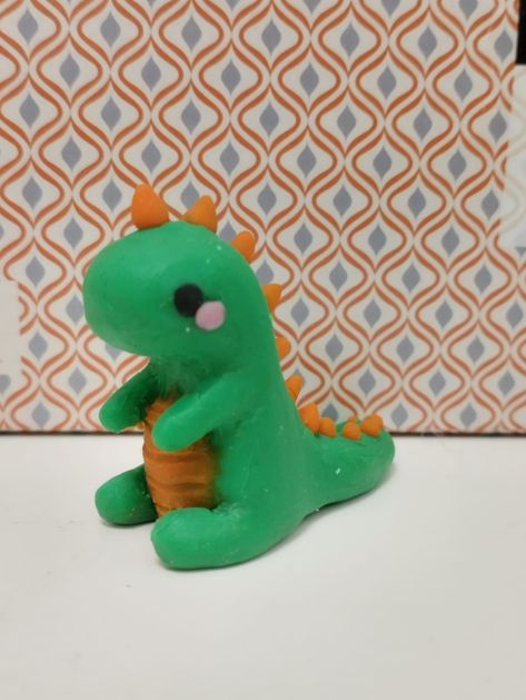 Clay Date Ideas Made Easy: Perfect for Beginners and Experts Dinosaur Clay Sculpture Easy, Clay Art Dinosaur, Dino Clay Sculpture, Clay Crafts Dinosaur, Easy Modeling Clay Ideas Animals, Dinosaur Clay Sculpture, Monthsary Cake, Small Clay Animals, Clay Dino