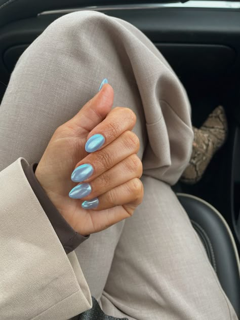 Shiny Summer Nails, Summer Gel Nails Chrome, Cute Short Chrome Nails, Nails For Iceland, Short Oval Nails Designs Summer, Chrome Nails Designs Blue, Light Blue Chrome Nails Almond, Blue With Chrome Nails, Chrome Colored Nails