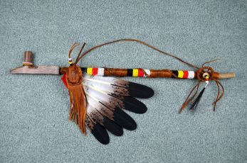 Calumet Fancy Native American Eagle Ceremonial Peace Pipe Arte Hippy, Native Decor, Raccoon Skull, Native American Eagle, Peace Pipe, Native American Tattoos, Native Artwork, Lakota Sioux, Native American Warrior