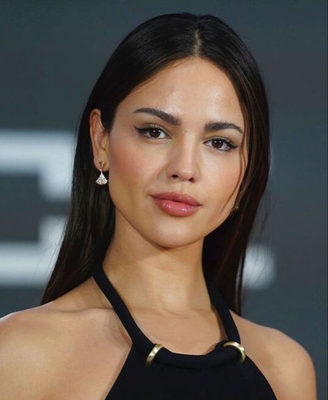 Eiza Gonzalez Black And White, Eiza Gonzalez Black Hair, Eiza Gonzalez Makeup, Eiza Gonzalez Aesthetic, Eiza Gonzalez Icons, What Lies In The Woods, Elza Gonzalez, Cleopatra Aesthetic, Eliza Gonzalez