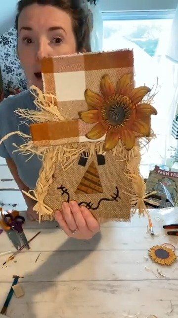 Diy Scarecrow Pillow, How To Paint A Scarecrow Face, Wood Scarecrow Crafts, How To Paint A Scarecrow, Scarecrow Craft Ideas, Scarecrow Wood Crafts, Scarecrow Ideas Diy Fall Crafts, Scarecrow Crafts For Adults, Wood Scarecrow Diy