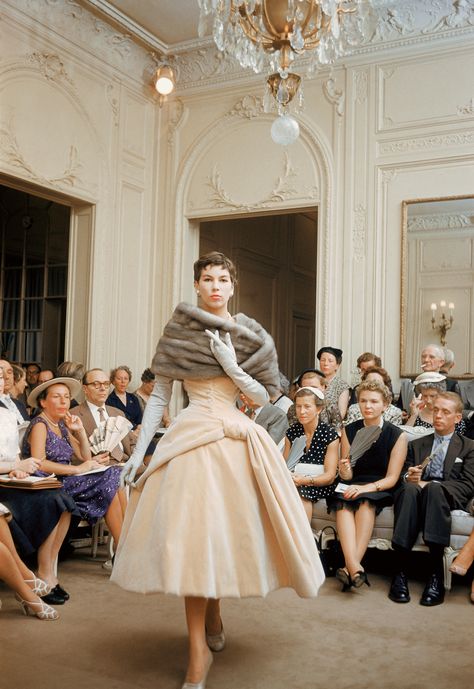 Glamour Vintage, Dior Vintage, Fashion 1950s, 1950s Style, Christian Dior Couture, Couture Mode, Dior Fashion, Retro Mode, Dior Couture