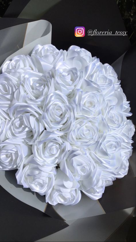 Ramo de rosas blancas 💐🤍 White Ribbon Bouquet, Ribbon Ramos, Satin Bouquet, Ribbon Rose Bouquets, Roses Bouquet Gift, Ribbon Flowers Bouquet, Forever Roses, White Flower Bouquet, Eternal Roses