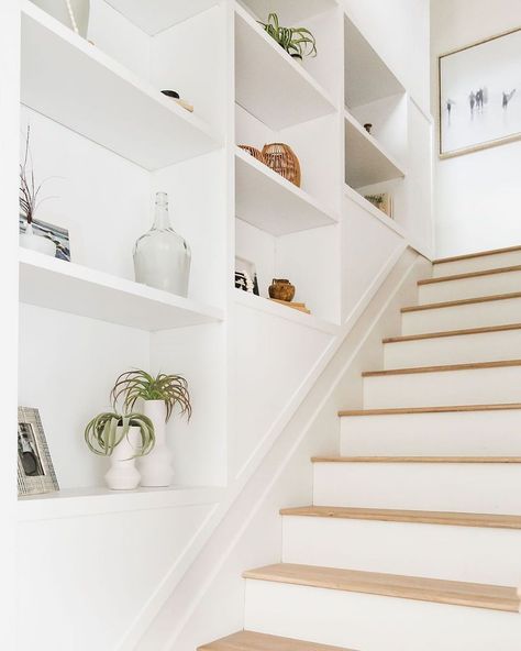 Stairs Wall Decor Ideas, Bookcase Stairs, Staircase Bookshelf, Staircase Shelves, Stair Shelves, White Bookshelves, Basement Inspiration, Staircase Storage, Staircase Wall