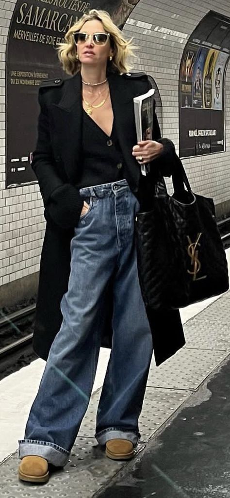 Street Style 2023 Winter Spring Street Style 2023 Women, Parisian Street Style 2023, Streetstyle 2023 Women, Parisian Grunge, Supermodel Street Style, Loose Jeans Outfit, Vest Street Style, Layered Winter Outfits, Rocker Chic Outfit