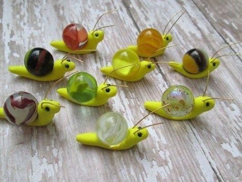 Make these adorable snails with recycled marbles. #marbles #snails #recycle #recycledcrafts #marblesnails #snailcraft #craftgossip Snail Craft, Recycled Decor, Marbles Crafts, Snails In Garden, Polymer Clay Fairy, Mini Fairy Garden, Clay Fairies, Ways To Recycle, Garden Art Crafts