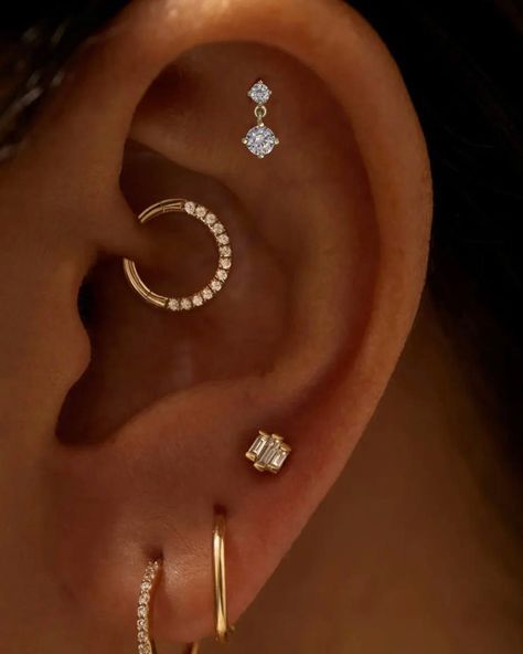 Lobe Percinings, Ear Piercing Helix Ideas, 2 Piercings Ear Ideas, Pretty Piercings, Ear Piercings Helix, Piercing Inspo, Pretty Ear Piercings, Earring Ideas, Ear Piercing