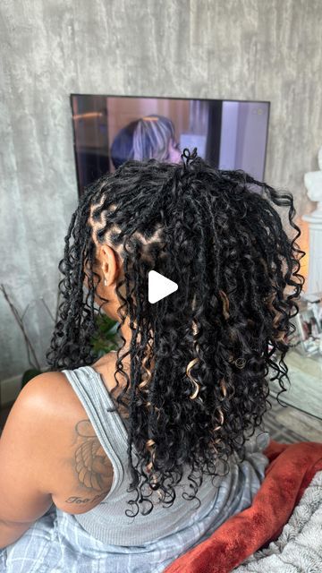 Serenity Hair Studio on Instagram: "#shoulderlength #bohemianlocs with peekaboo highlights in a stunning client 😍😍 #locs #fauxlocs #locticians #dreadhead #curlyhair #curlyhairstyles #protectivestyles #melaninpoppin #melanin #locstyles #fauxlocsnbeautiful #houstonhairstylist #houstonhair #hair #houstonboxbraids #boxbraids #knotlessbraids 🙁#knotlessboxbraids" Goddess Locs With Curls, Boho Locs Hairstyles, Faux Locs With Curls, Boho Locs Black Women, Bohemian Locs, Peekaboo Highlights, Boho Locs, Goddess Locs, Loc Styles