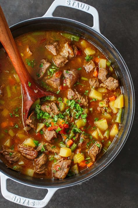 This Vegetable Beef Soup is packed with veggies, tender beef, and potatoes in a tomato beef broth. An easy, one-pot Vegetable and Beef Soup. Vegetables Beef Soup, Veg Beef Soup, Vegetable Beef Stew Recipe, Vegetable Beef Stew, Beef Stew Soup, Soup Stovetop, Soup Veggie, Easy Vegetable Beef Soup, Veg Soup Recipes