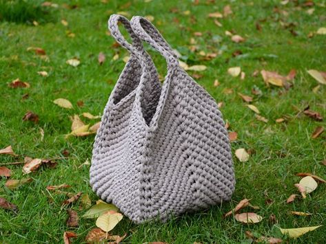 Easy Slouchy Bag - Free Crochet Pattern - Share a Pattern #crochet #pattern #shareapattern #crocheting  #freecrochetpattern #yarn #Bag Market Tote Bag Pattern, Crochet Bag Pattern Tote, Bucket Bag Pattern, Hobo Bag Patterns, Crochet With Cotton Yarn, Crochet Shell Stitch, Shoulder Bags Pattern, Crocheted Bags, Market Tote Bag